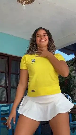 menina de saia curta dançando funk | Discover 